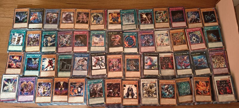 Vand lot cu aprox. 5000 carti Yu-Gi-Oh originale 2021-2025 10 bani/carte.